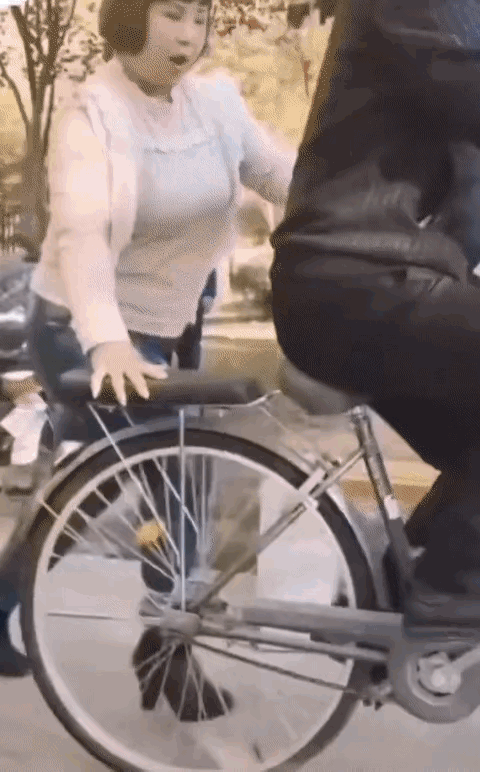 1 天呐！这女的是千斤小姐啊！[捂脸]
2 这网撒的漂亮，可惜这鱼就没那么幸运了