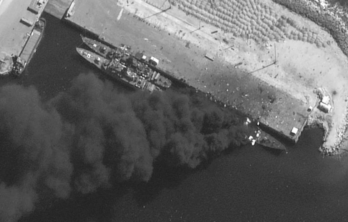 伊朗还能撑多久？美以空袭伊朗军舰，卫星拍得明明白白，当地时间2月28日，美国“战