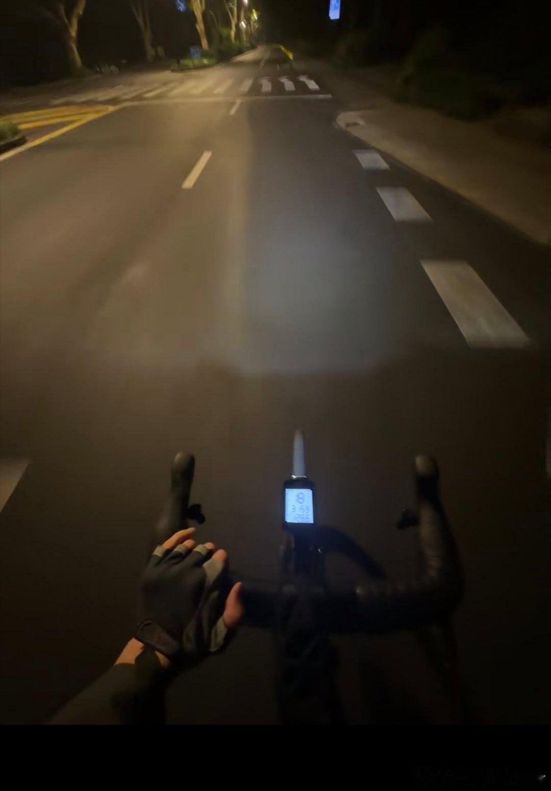 周末愉快告别白日的喧器，抛开一天的疲惫，毅然投身夜晚运动的怀抱。夜晚的空气宁静而