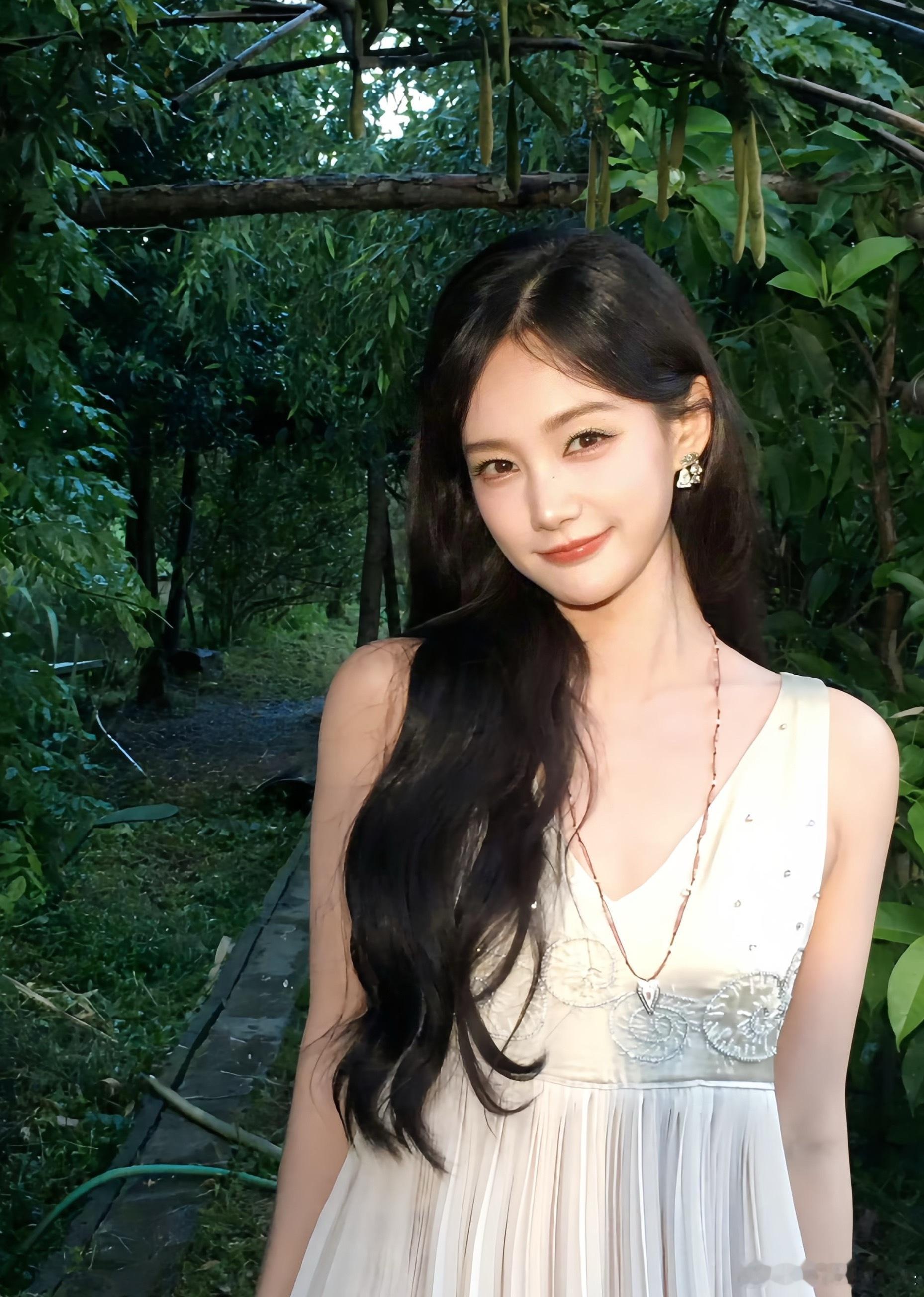 李一桐人美心善，携手黄晓明明天爱心公益驰援西藏灾区，希望灾区人民都平安。 ​​​