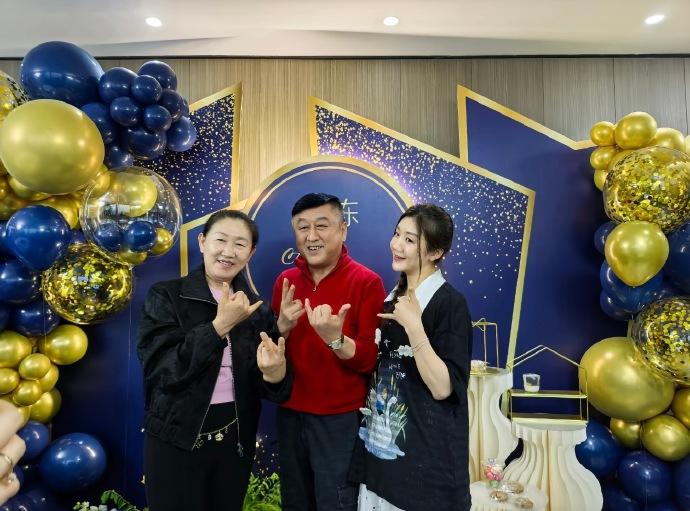 陈梦为爸爸庆祝62岁生日，这长相又像爸，又像妈，可真是太会遗传了，另外，这条幅绝