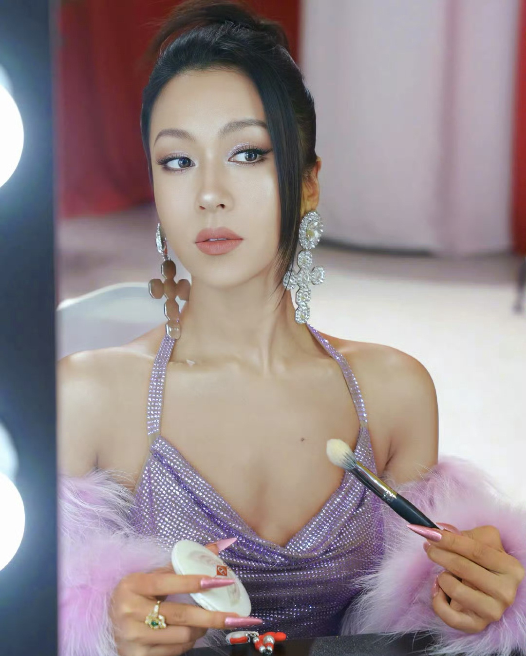 #吉克隽逸美白后#有网友给吉克隽逸p了美白后的样子，画风突变，感觉小姐姐又美出了