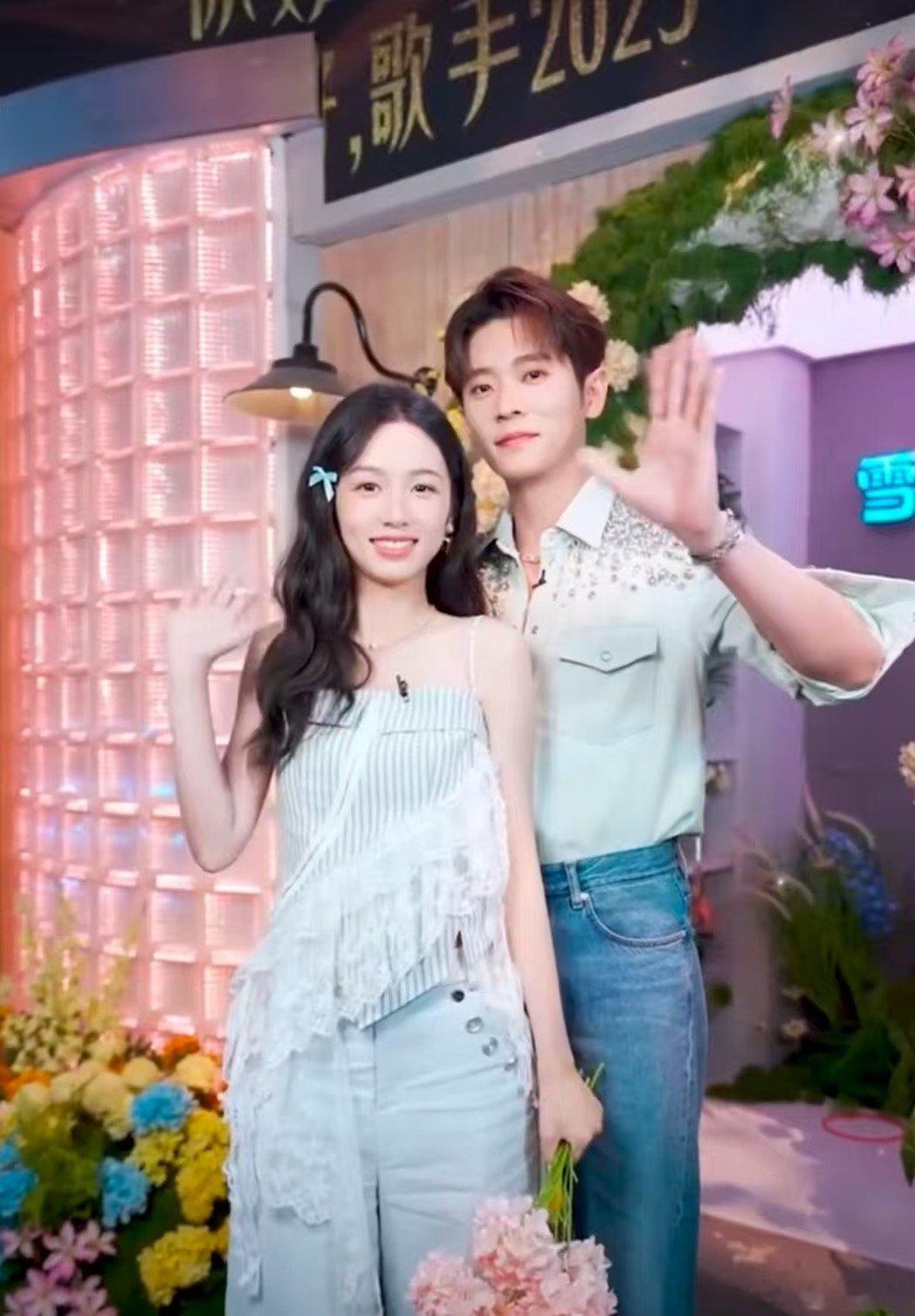 周也丞磊hi6跳LOVE手势舞你好星期六 好六的快乐是周也丞磊给的！小也的LOV