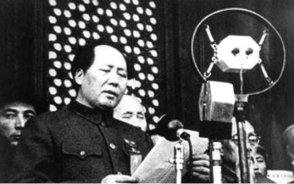 1949年，开国大典林伯渠宣布：“请毛主席升旗！”林伯渠并未意识到这句话犯了个错