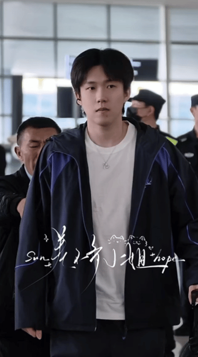 王楚钦天生的男主，
没有任何的妆造，就一身运动服，
干干净净的，真的气质出众！