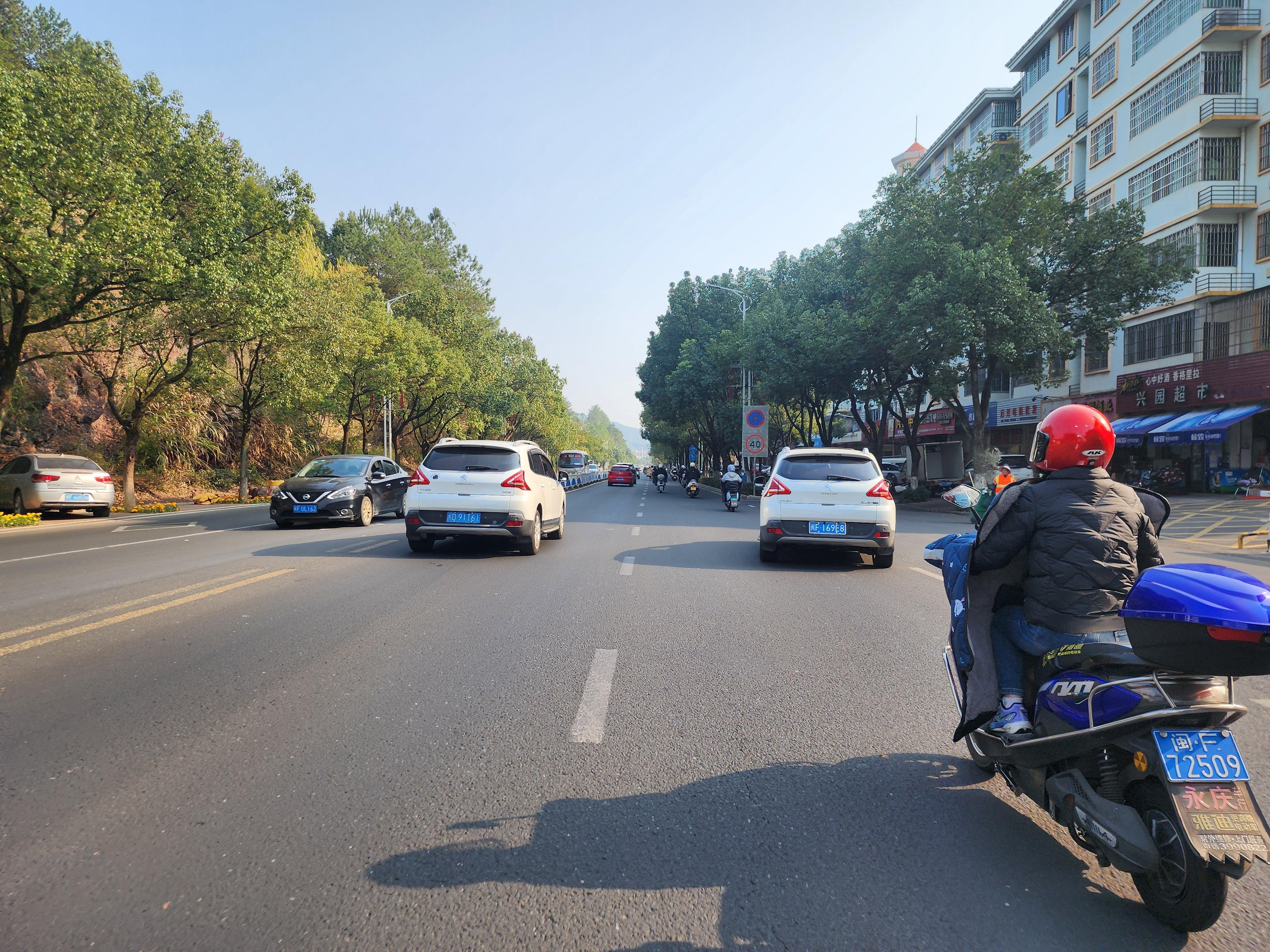 不是说冷门车嘛，两台3008同框，神奇！