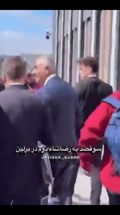 在美国的前伊朗巴列维王朝余孽礼萨·巴列维被泼番茄酱。但是袭击者立即就被巴列维的保