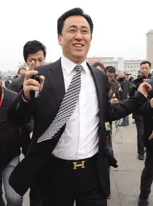 同一个人在不同的阶段和环境，气质真的是不一样。这个白发苍苍的老人和当年的许家印判