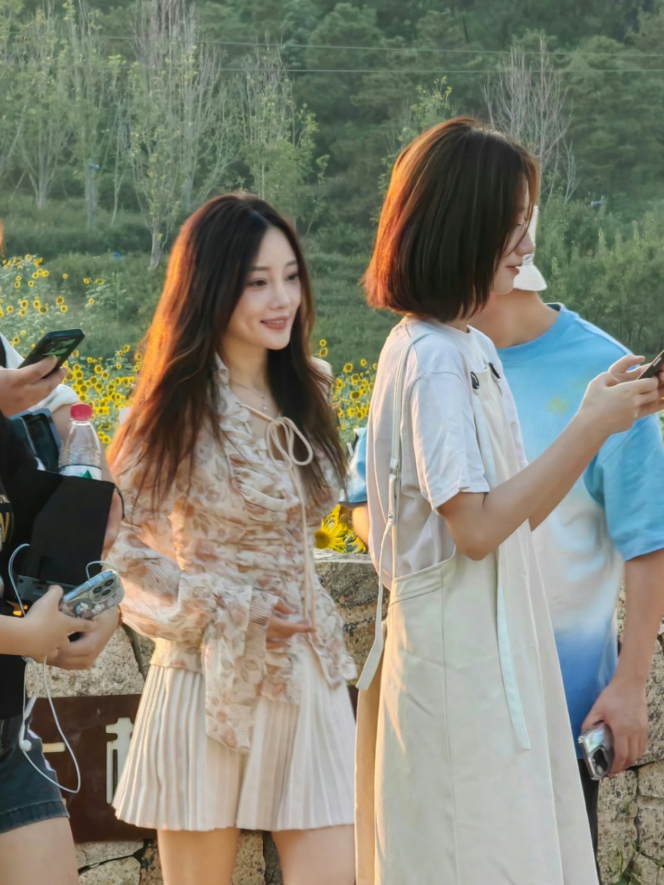 前天路人偶遇李小璐在向日葵园拍照好想看成片[哇][哇][哇]#李小璐930生日快