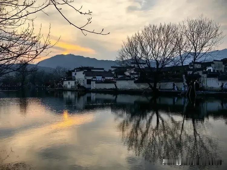 昨天从黄山下山后到附近的宏村（30公里），住景区东北角一家民宿“湖遇”（还价后2