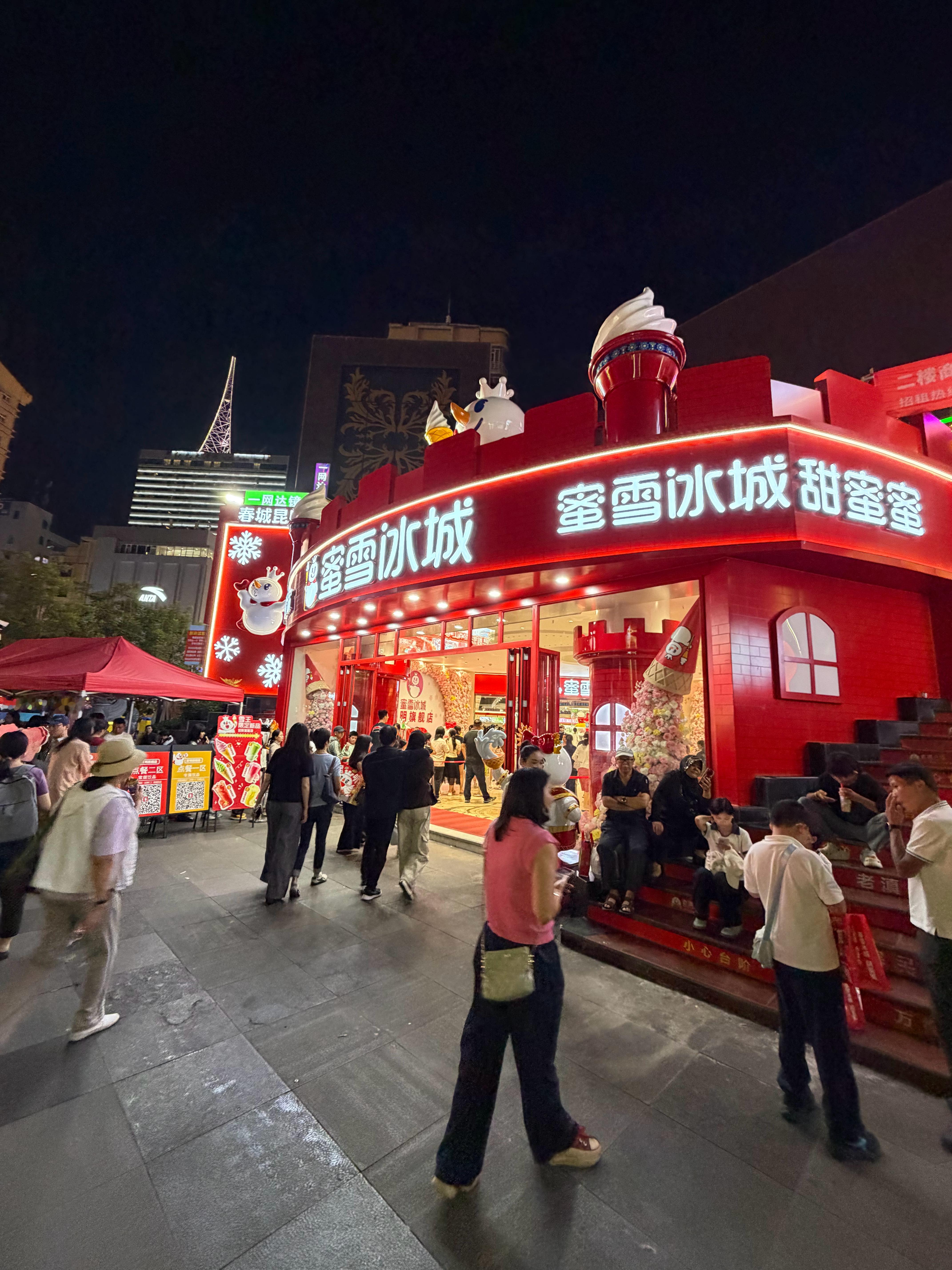 误闯天家，老黄从来没有见过蜜雪冰城这么大的店，这么多人排队？ 昆明