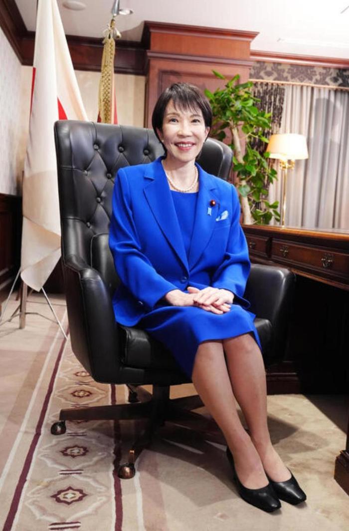 高市早苗有多嚣张！！！
 
明明自家内阁都快成了风雨飘摇的破茅草屋，还非要伸着脖