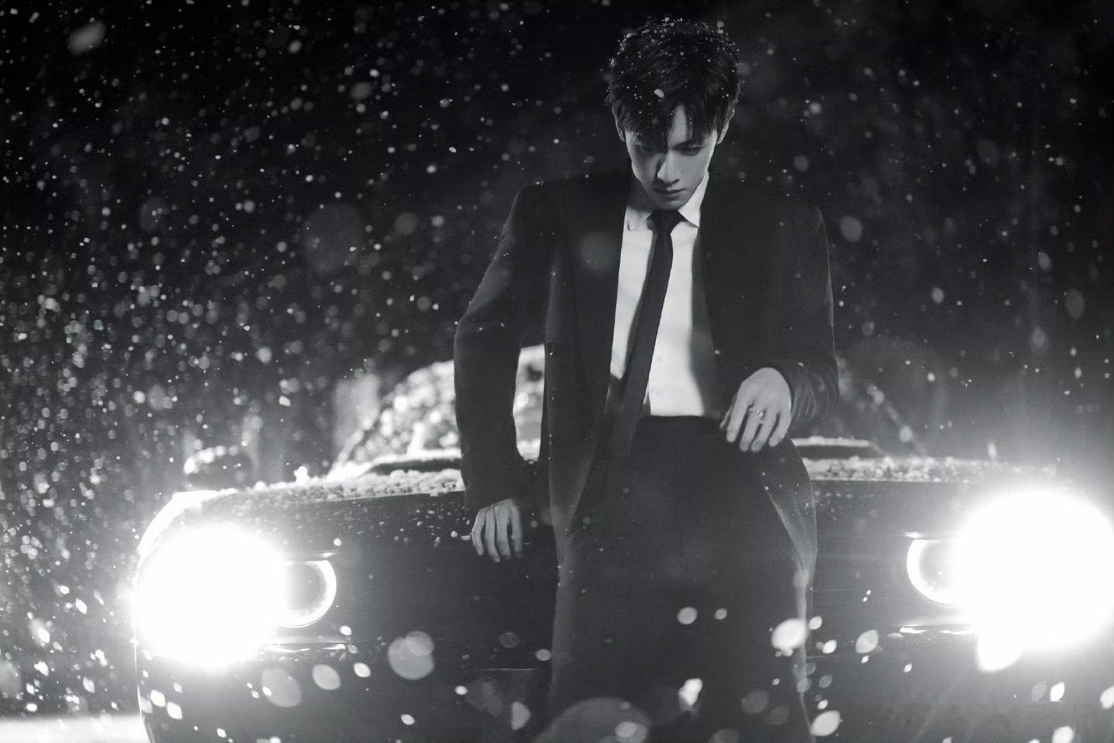 娱乐李昀锐雪景神图李昀锐倚车神图李昀锐雪景神图，好帅啊我的天 