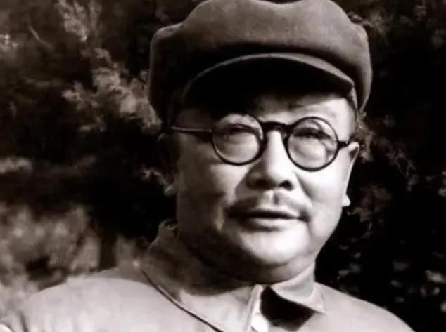 1957年10月25日，李克农吃完午餐后，自感头昏，便想出去透透空气，刚迈出门槛