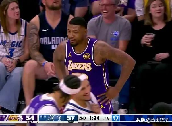 斯玛特被针对了

湖人半场62-65魔术，第二节比赛中，斯马特造成犯规后和比塔泽