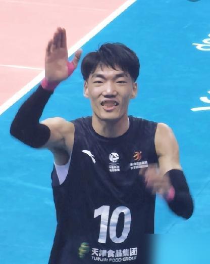 那个MVP奖杯，不是荣誉，是祭品。
你没看错。新科冠军的核心，联赛最有价值球员