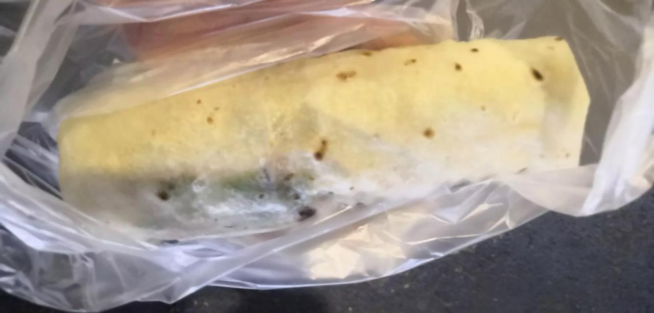 很多城市都有炸串，我认为潍坊的炸串卷饼是最好吃的。
炸串各城市有自己的特色，有夹