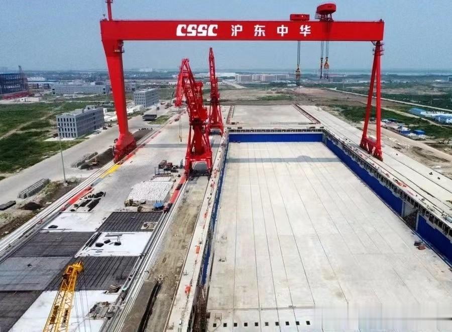 沪东中华造船厂——长兴岛新厂区，这个30万吨级的船坞已经建成即将投入使用，预计众
