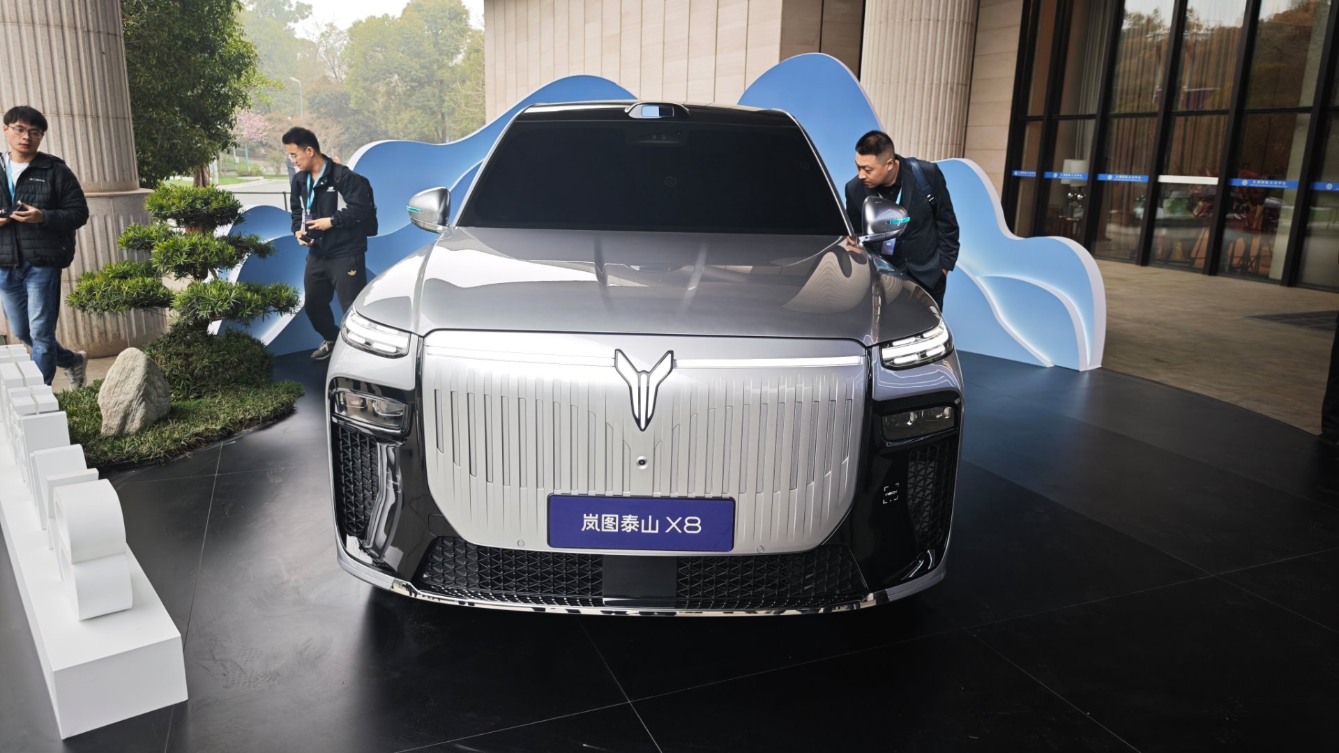 岚图泰山X8亮相 原以为今天只是岚图港股 上市，万万没想到岚图泰山X8就这么不经