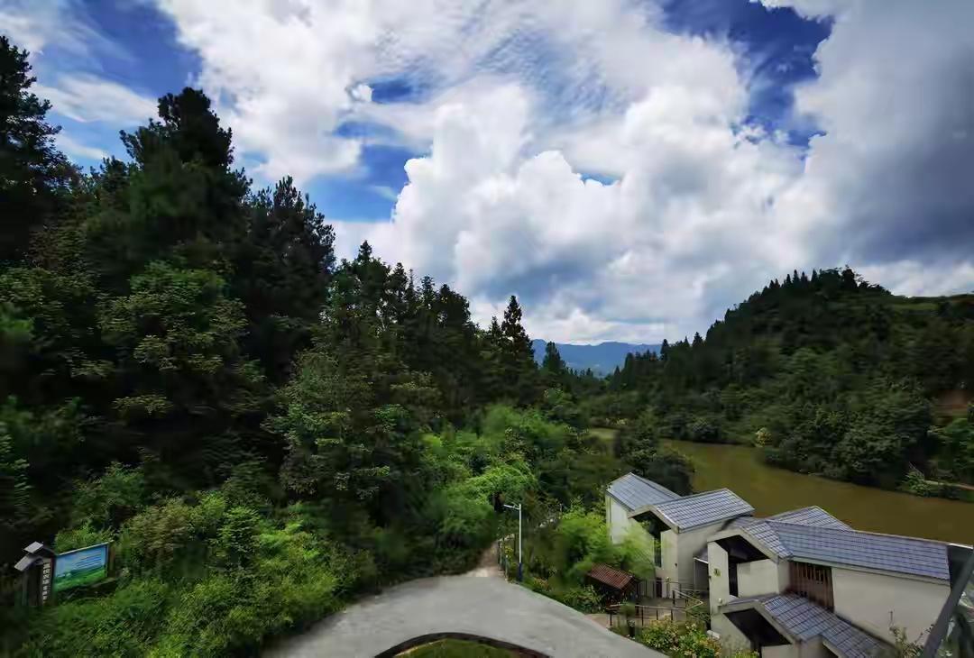 江津东胜避暑的优与劣！
东胜位于重庆市江津区柏林镇东胜村，与贵州习水县寨坝镇相邻