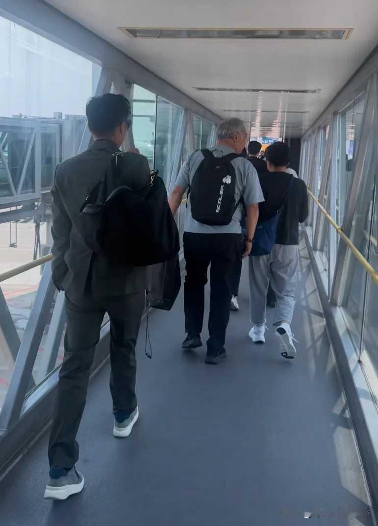 谢霆锋果然很帅气，网友坐飞机偶遇谢霆锋，大夏天穿西服看起来有点惹眼啊！不过长得帅