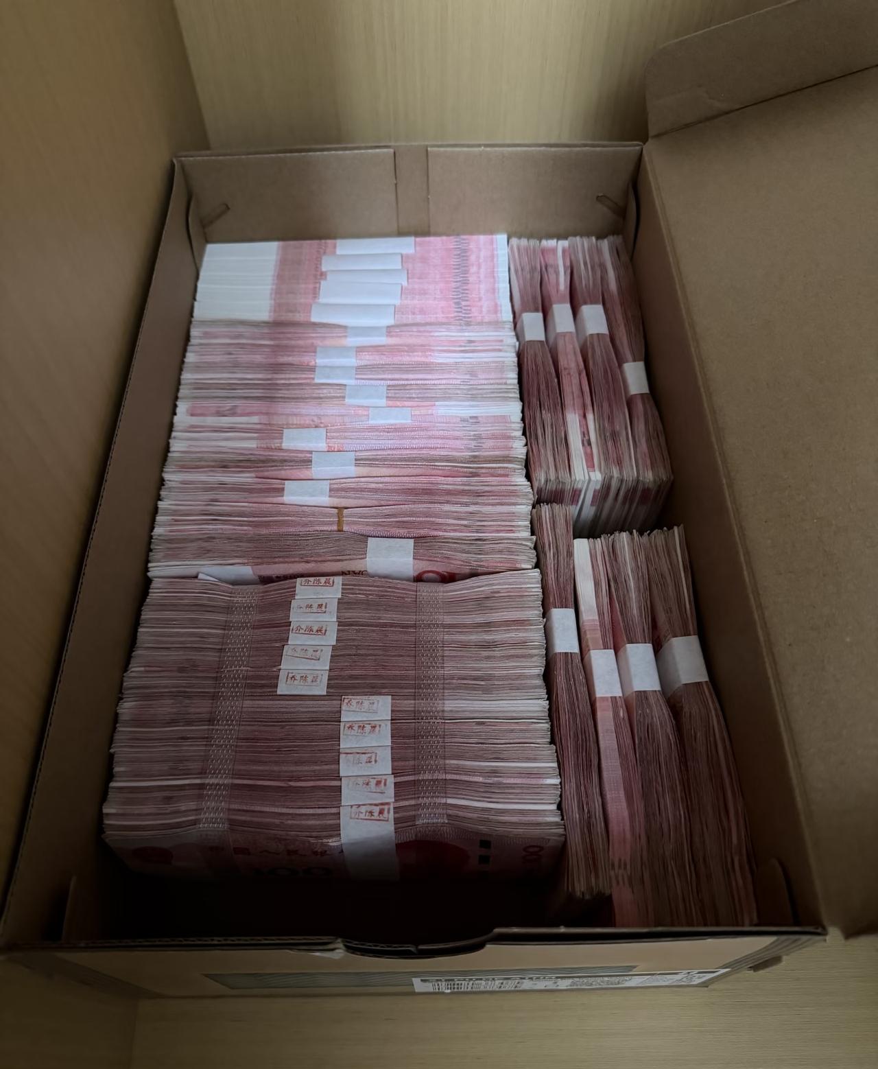 给自己定一个小目标，存满这个小纸盒！不知道需不需要放干燥剂？
