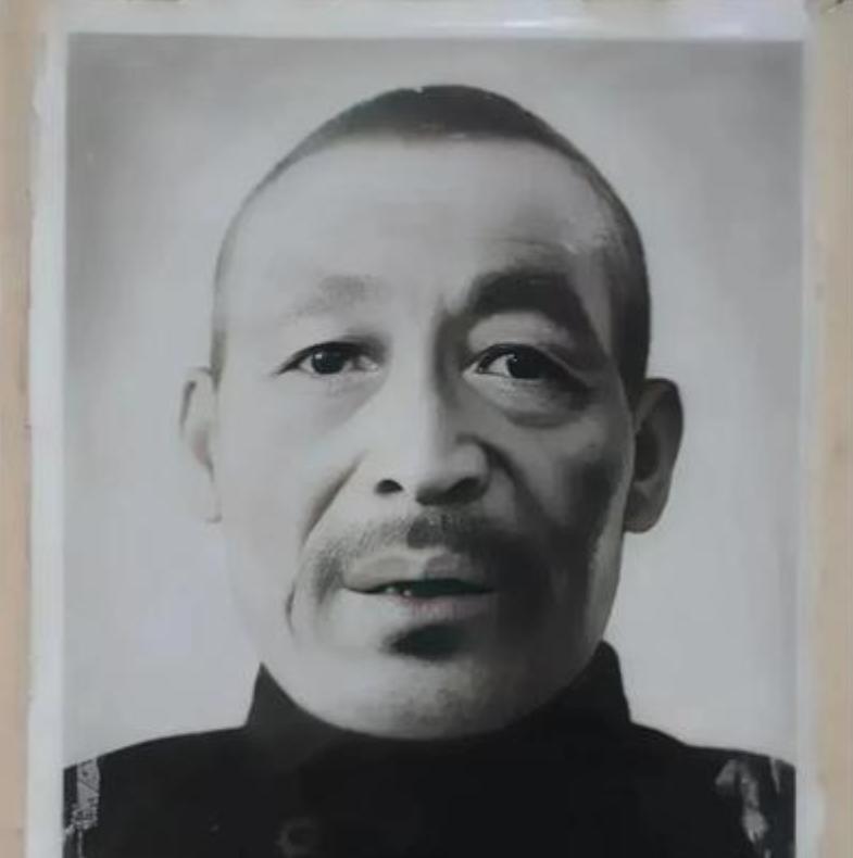 1949年，杀了3000多名红军的韩起功逃入祁连山，解放军搜寻多日无果，这时，一