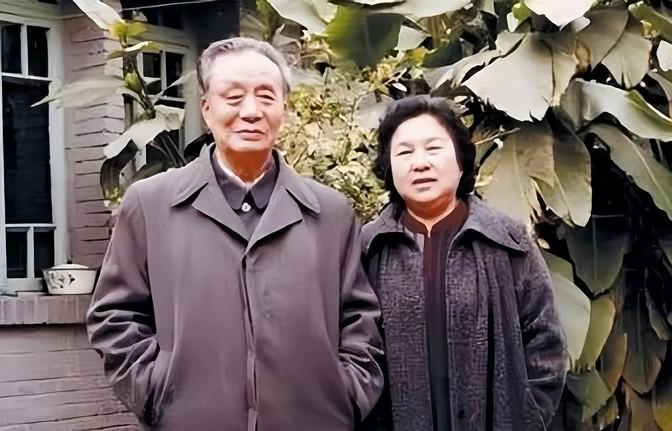 1936年，26岁已婚大诗人艾青爱上15岁漂亮女学生韦嫈。为留住她，艾青在湖边扑