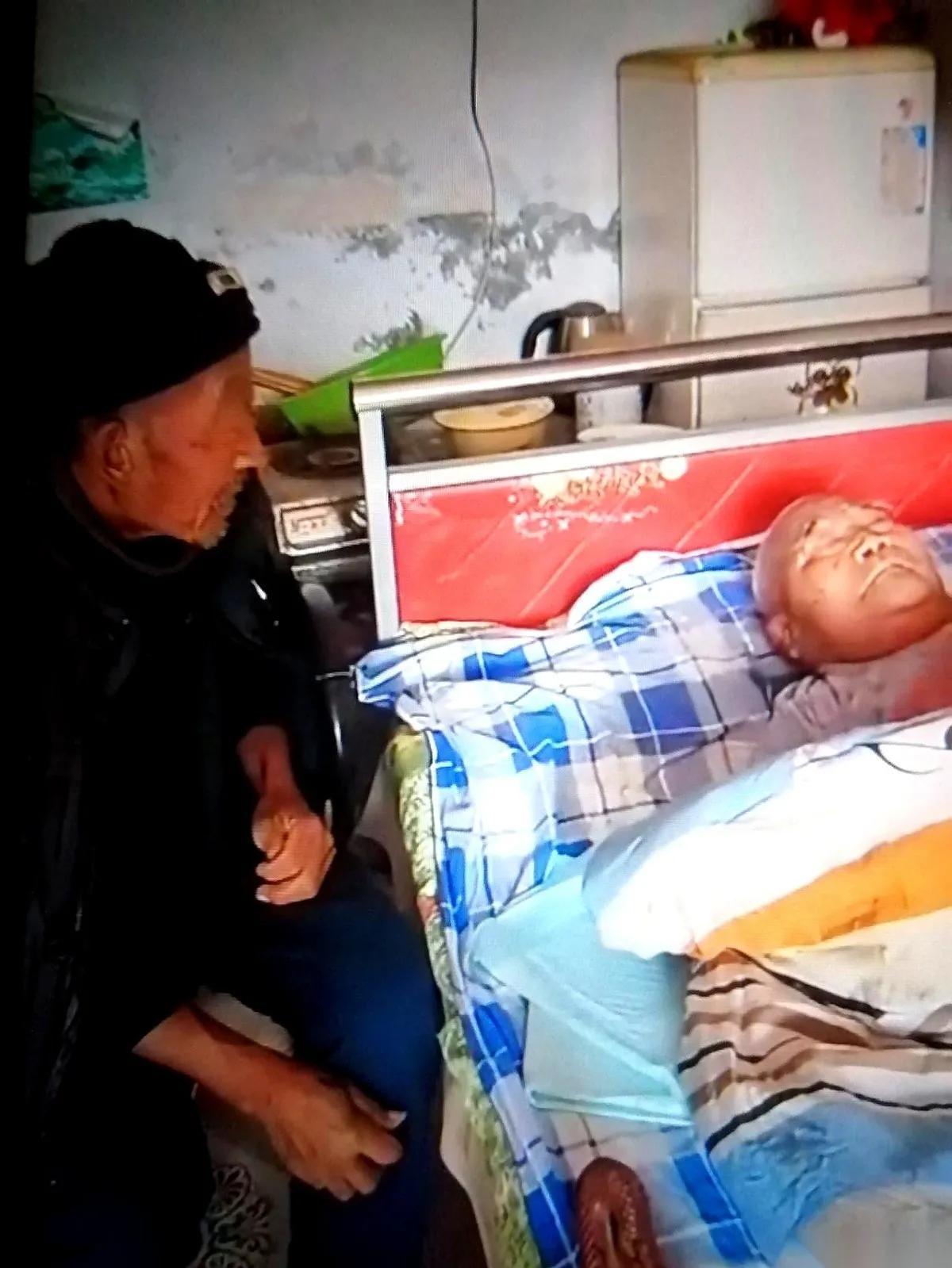 86岁的弟弟，站在94岁哥哥的病床前，泪水止不住地流下来了。
哥俩相依相伴了大半