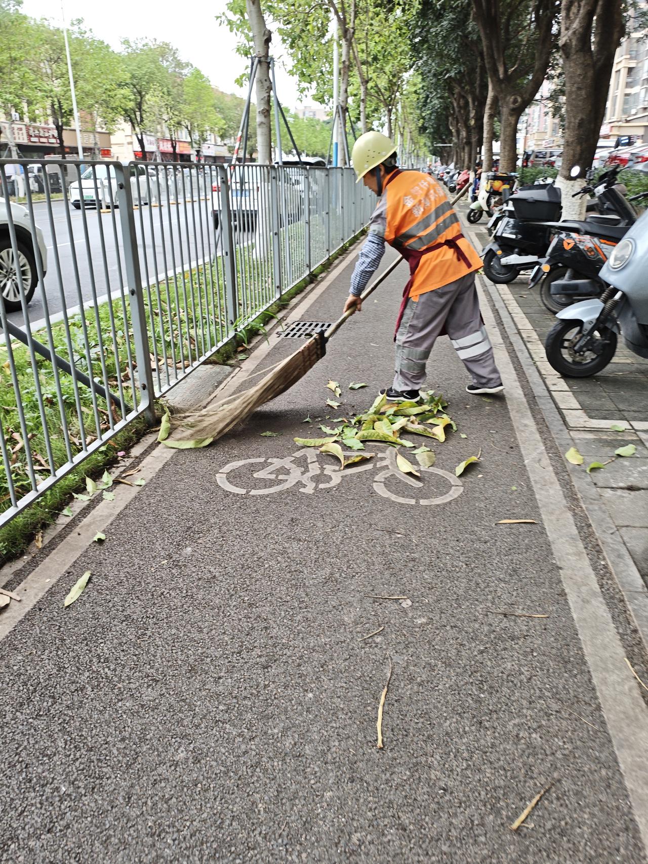 路上看到的春日街景清洁工是春日街头最美的一道街景，早餐摊是最受欢迎的一道街景！