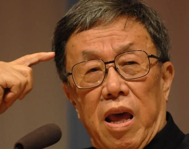 相伴55年的妻子离去，王蒙万念俱灰。半年之后，80岁的王蒙在一次聚会上，对小20