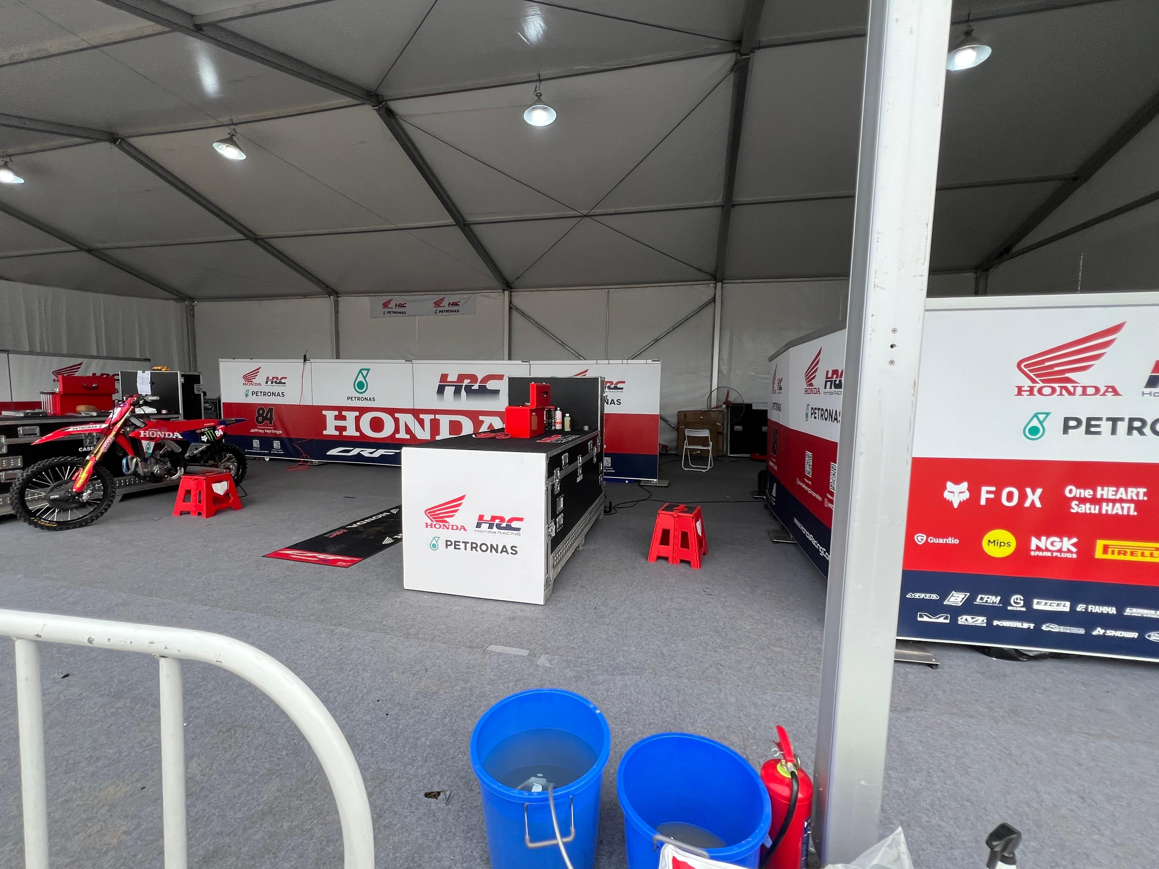 排面，秘密区域！在本田冠军赛车P房，拿到2026 MXGP 上海站冠军赫灵斯的亲