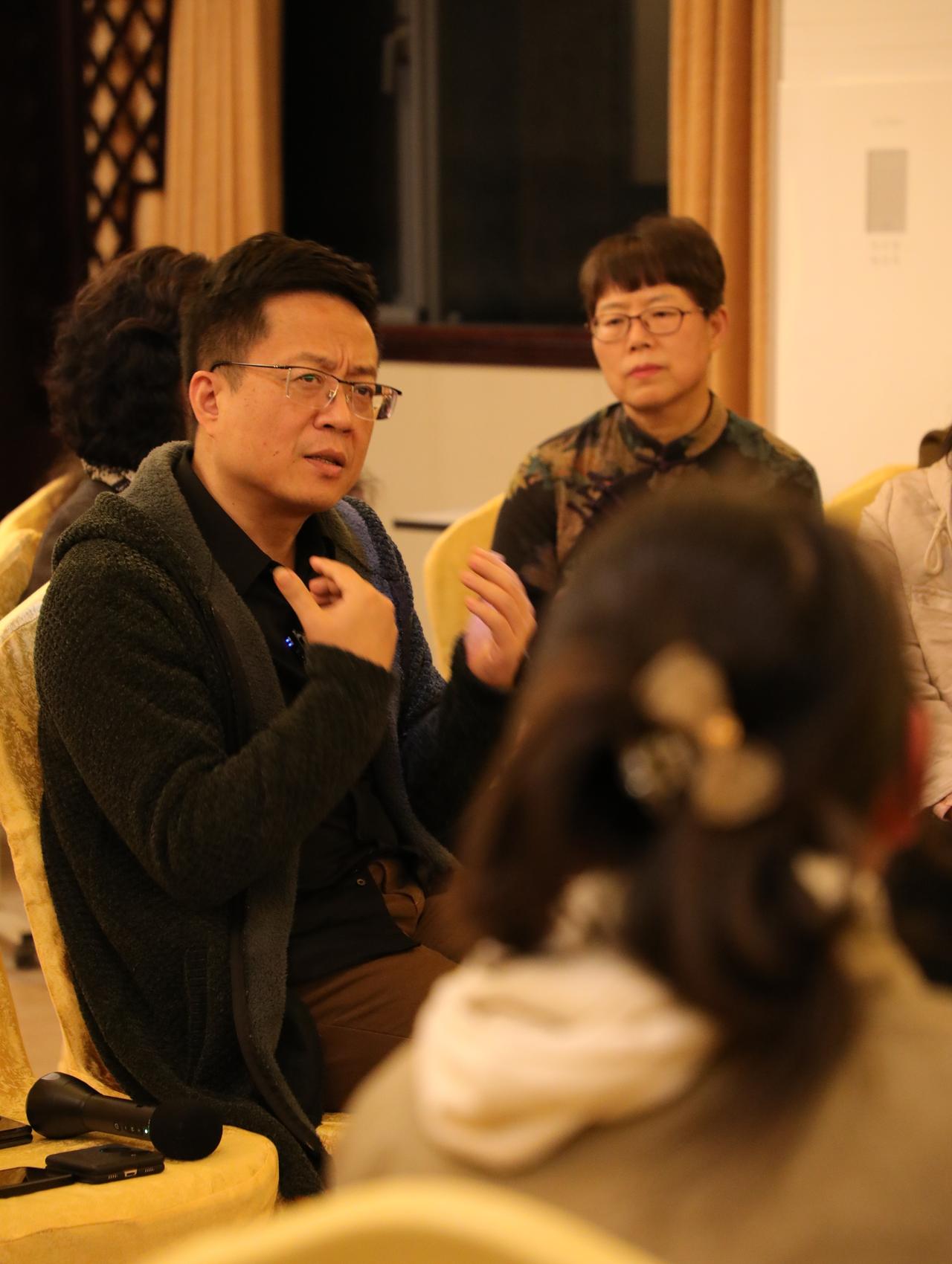 🌊内心的波涛：情感如同大海的波涛，时而平静如镜，时而汹涌澎湃。学会在波涛中保持