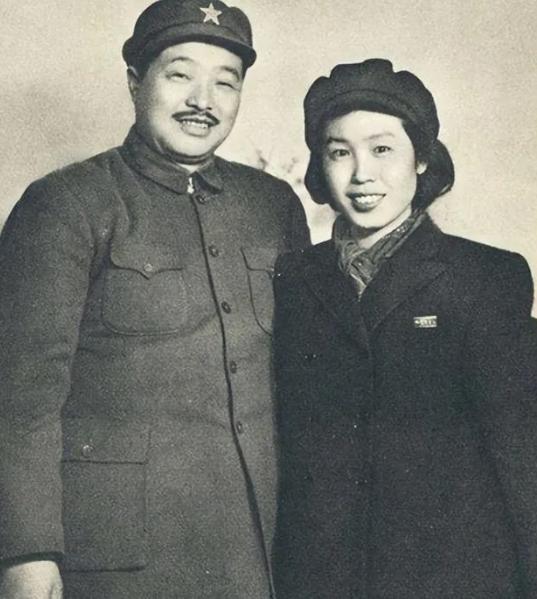 2001年，贺龙元帅之子贺鹏飞中将，突发心脏病猝然离世，葬礼上，85岁的母亲薛明