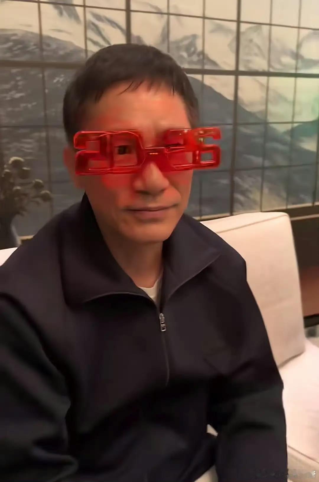 刘嘉玲夫妇办跨年派对，80岁刘妈妈贵气年轻 侄子带女友见她很漂亮！ ​