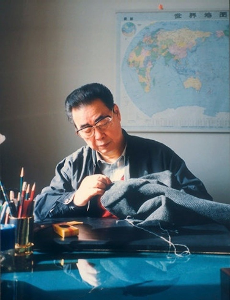 艰苦朴素: 李同志自己动手缝补衣服！