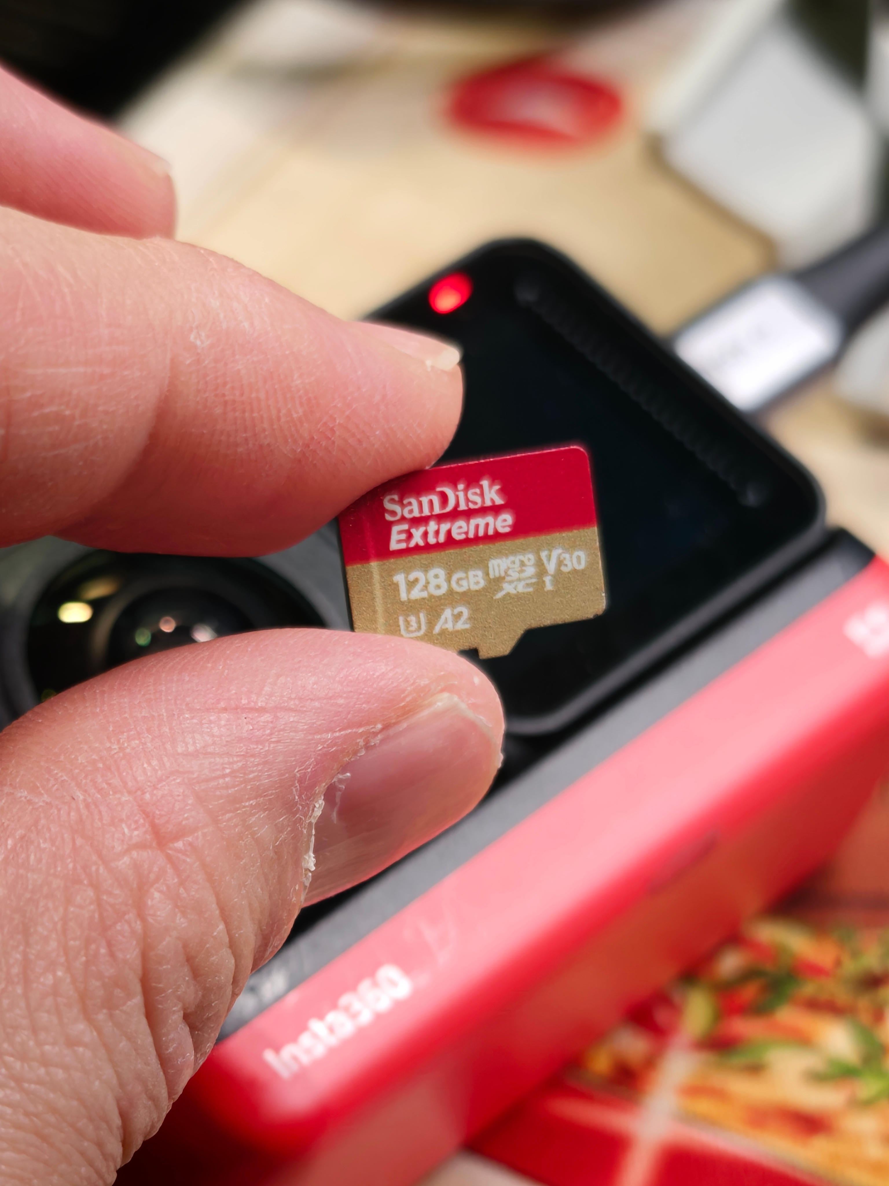 在很久不用的insta360里面发现了一个128GB内存卡，比捡了钱都开心
