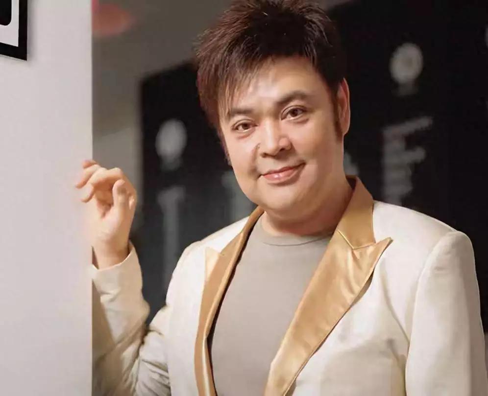 张伟文养老院并非天堂。73 岁的香港“靓声王”张伟文，曾红极一时，《友谊之光》等