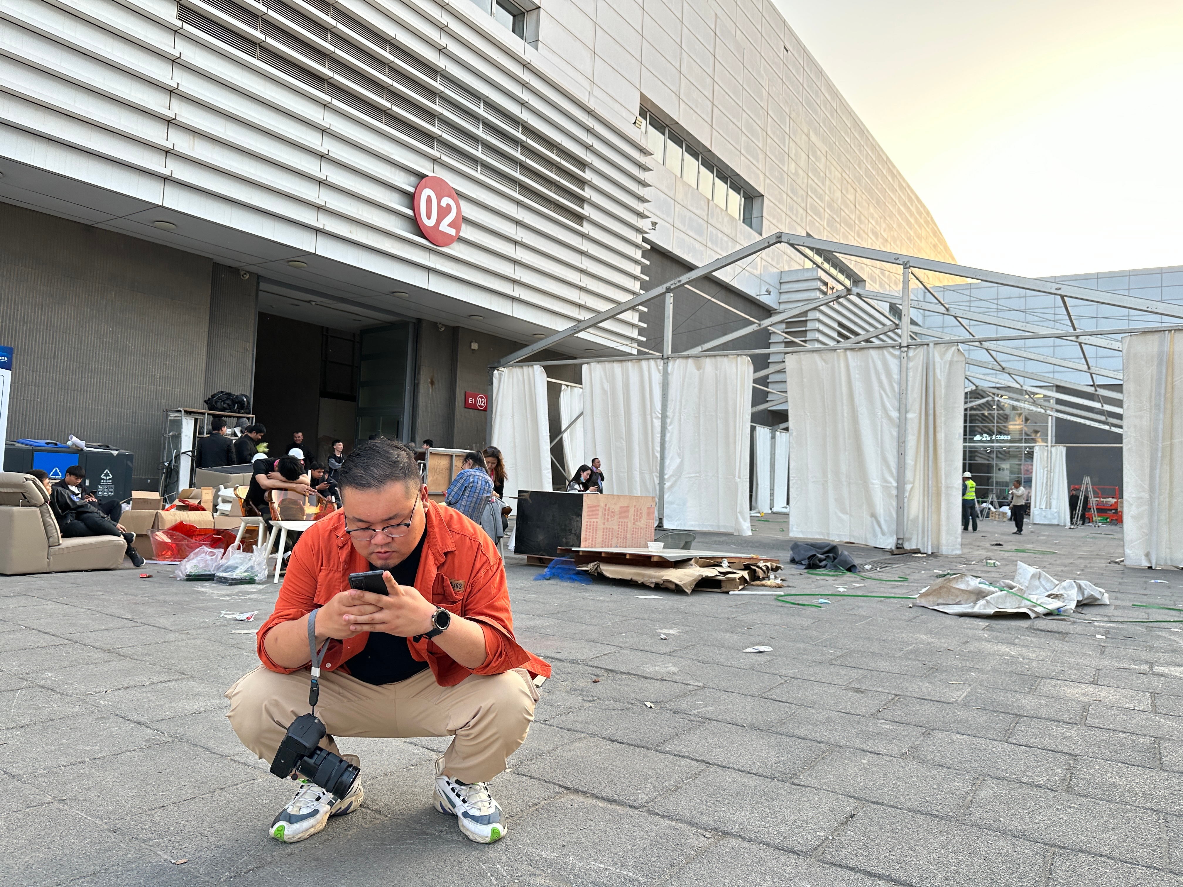 今年#北京车展# 确实忙，走两步就得蹲下写会东西 ​​​