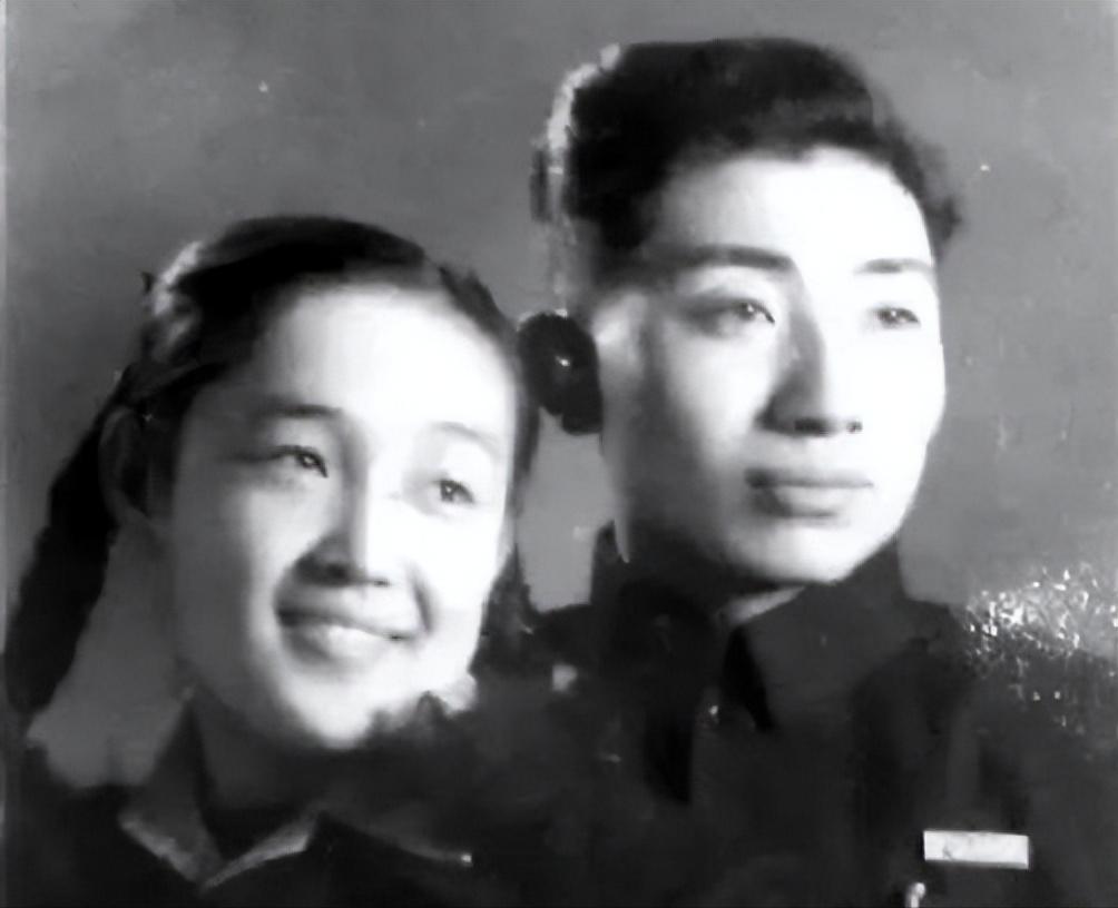 1950年9月，工程兵战士姜士民即将奔赴朝鲜战场。
 
出发前几天，女友拦着他大