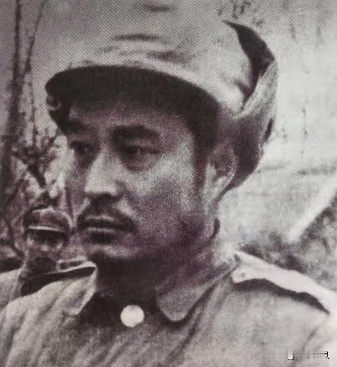 1983年黄维拿到8万块补偿：当场宣布分三份，让所有人敬畏！
1983年的8万块