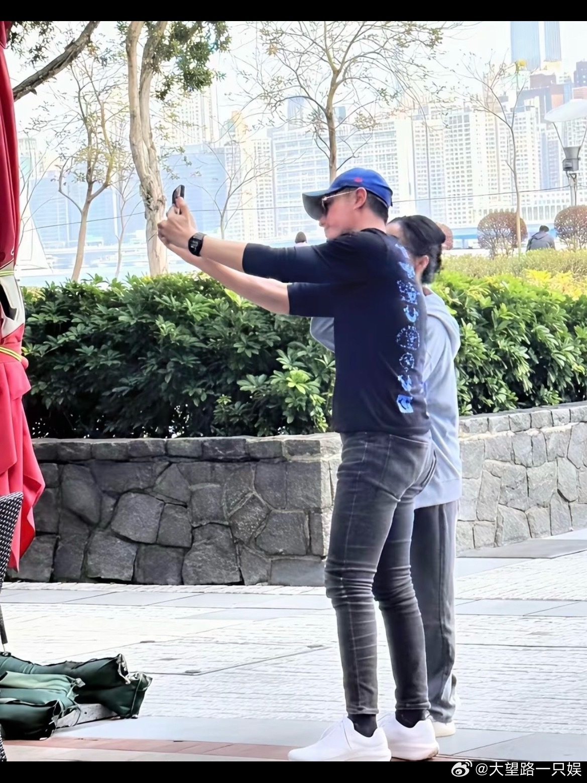 没招了霍建华演现代剧的妆造都是这样的他可能刻板印象觉得这样是很时尚的穿搭吧霍建华