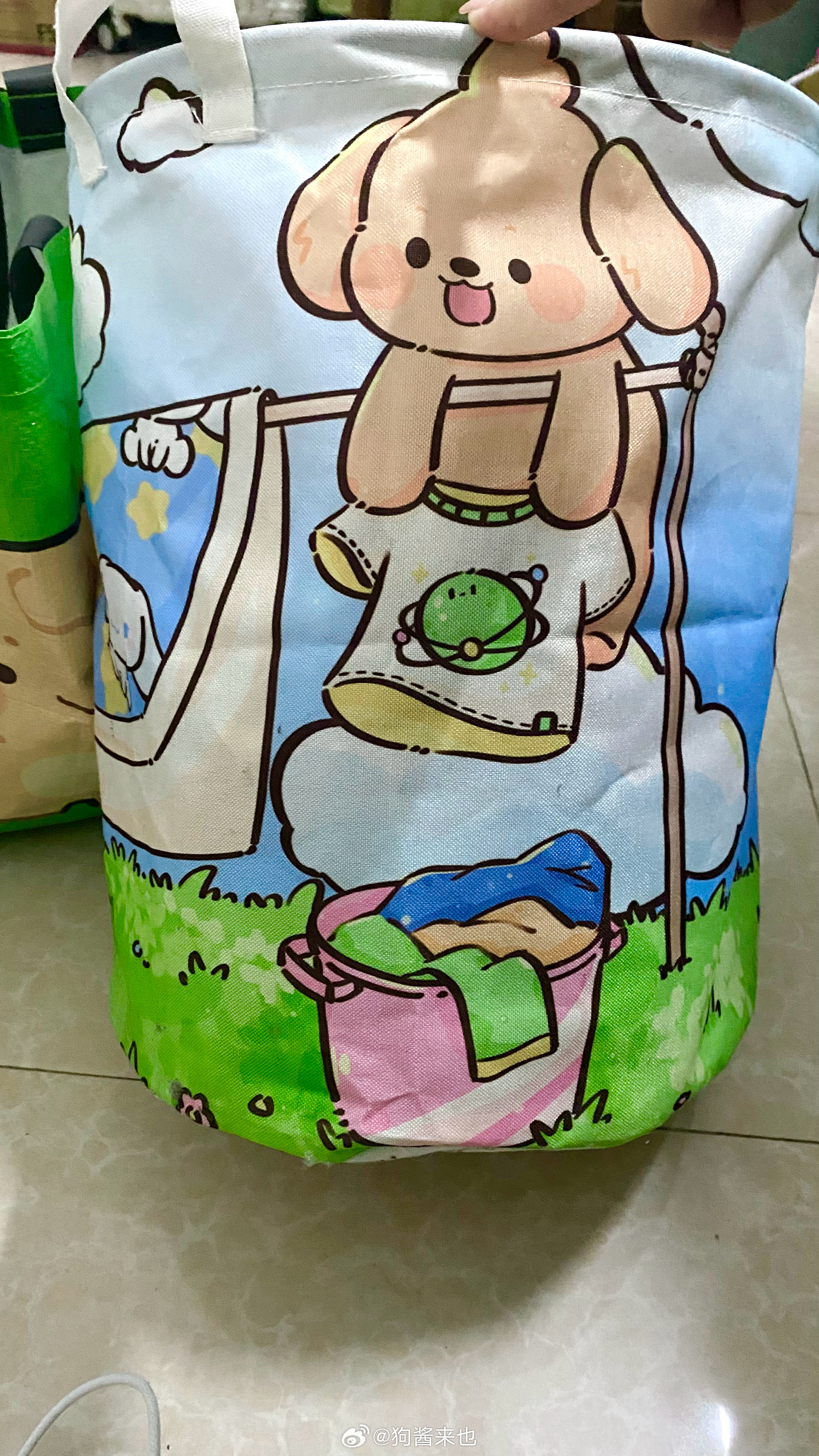 脏衣篮真的挺大 找不到对比物这个行李箱是24寸的有它一半高 