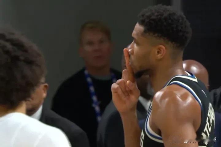 绝杀！今天进行的NBA常规赛中，上赛季雄鹿队与步行者队在比赛中相遇。由于两队在上