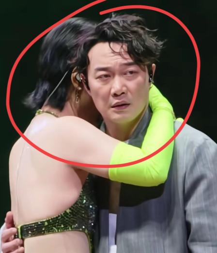 陈奕迅，引发热议。 7月28日，澳门演唱会上，周笔畅拥抱他，一起庆生，没想到，陈