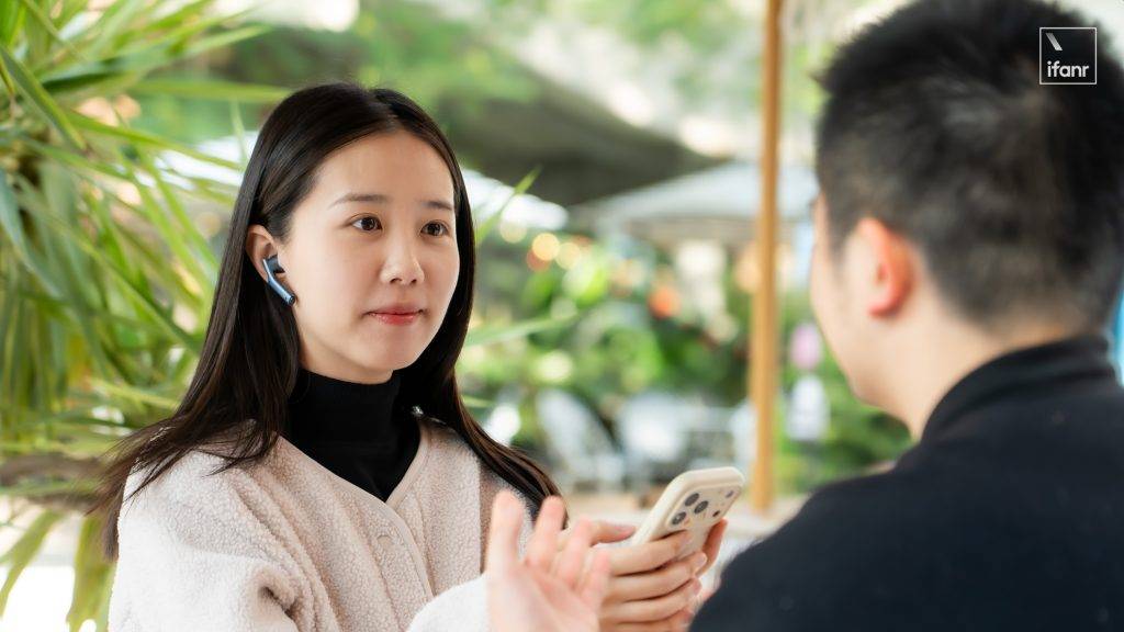 我用上了央視同款的 AI 同傳耳機，發現它比「翻譯」強多了｜CES 2026