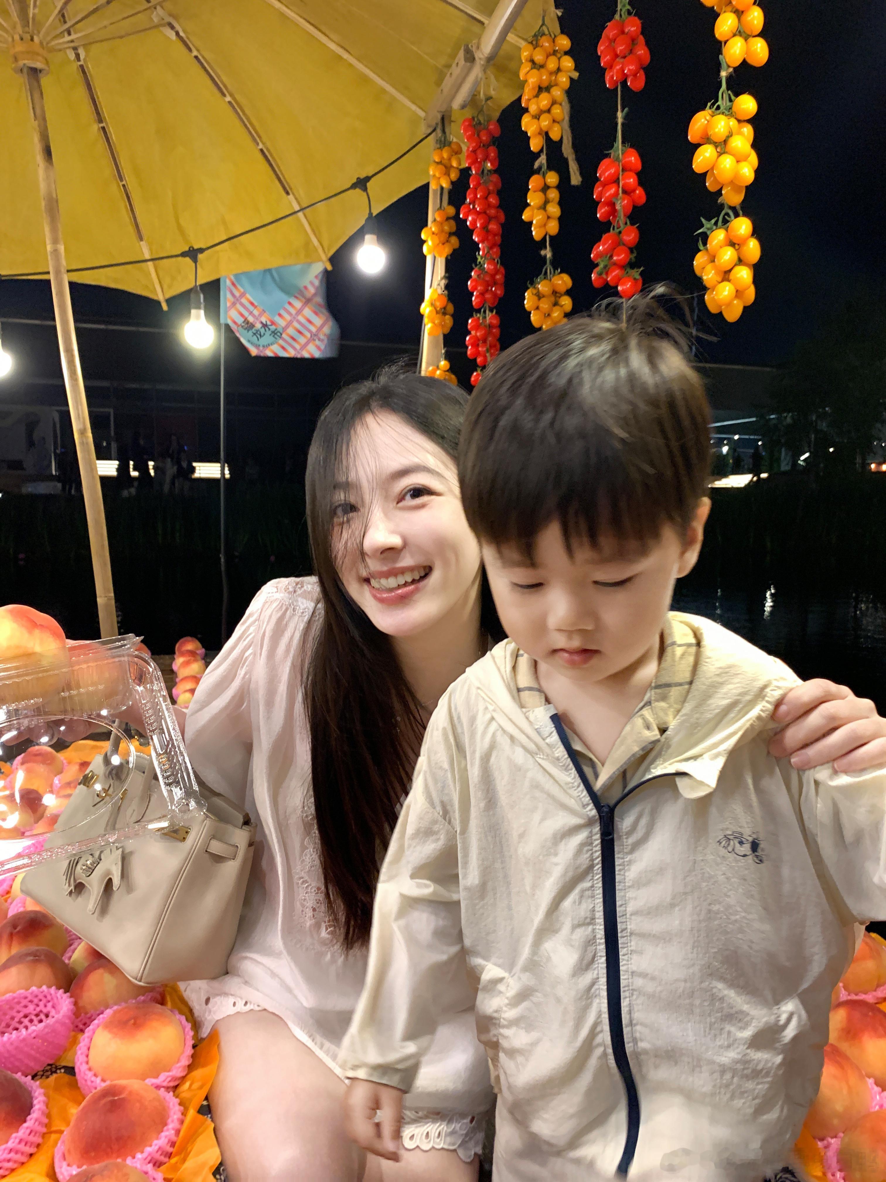跟着蟠龙老饕和小饕打卡水上集市YoYo的儿子真可爱！！以后可以带开心果弟弟玩啦哈