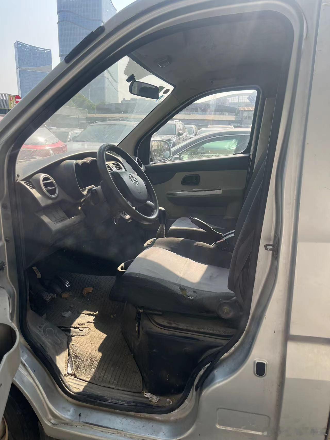 17.08长安 星卡 费用到明年8月 1.2L一手车 无事故，底板无磨损 价格1