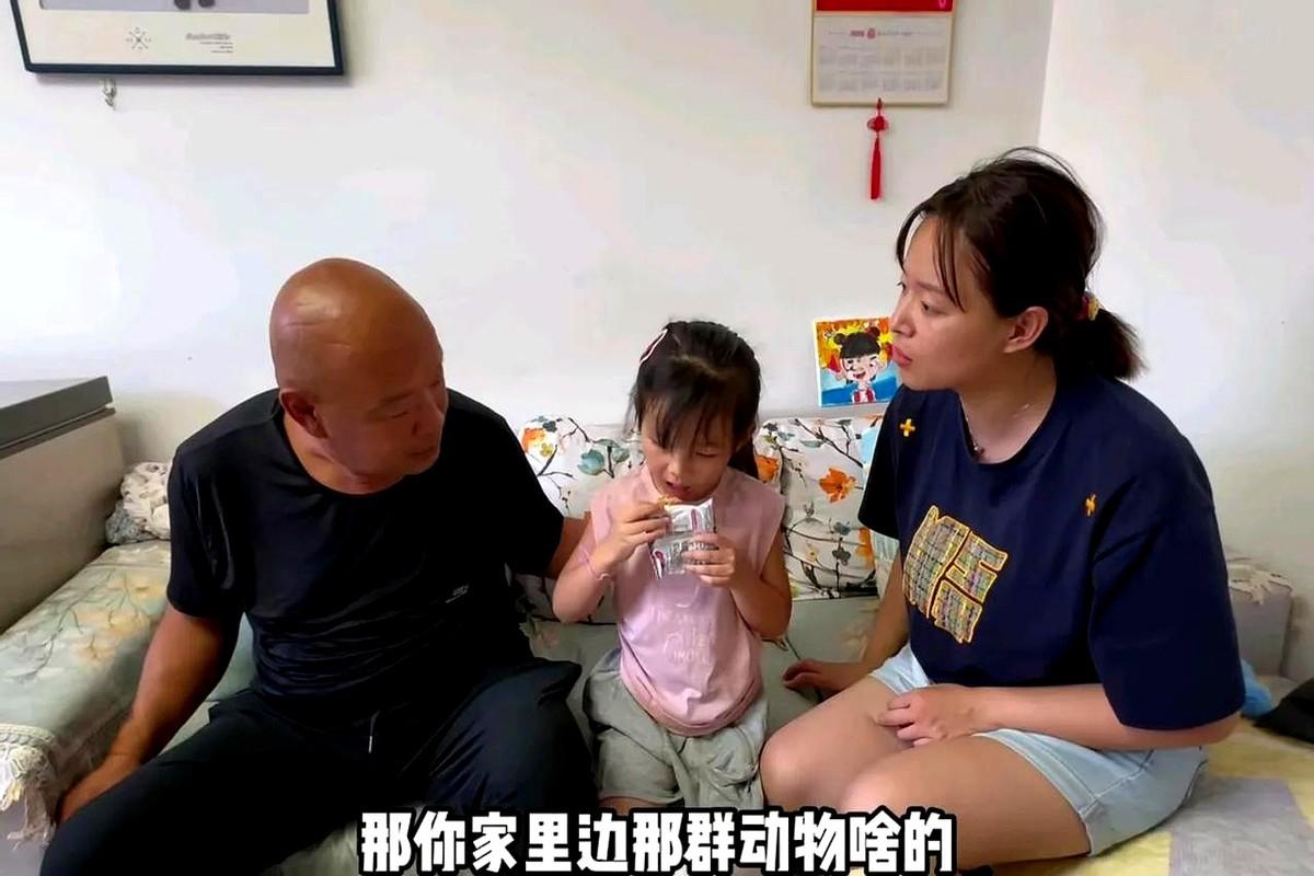 都是洞因为小靳不请假又不上班儿的事儿和小靳的婆婆开了一个会！

本来以为她婆婆会