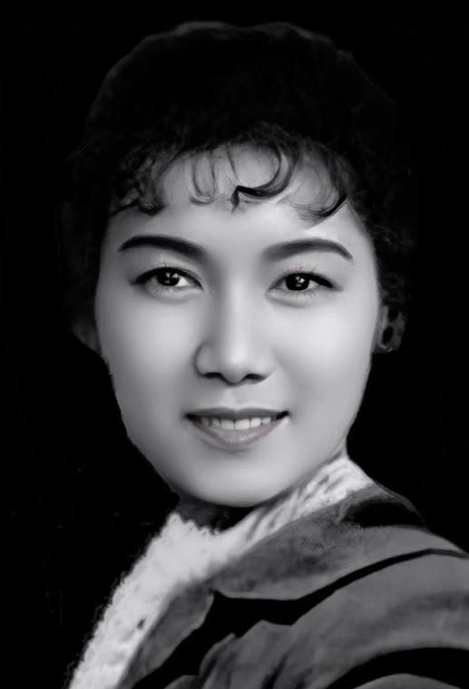 1952年的一天，齐白石已经快90岁了，他不知哪里来的力气，一把将25岁的新凤霞